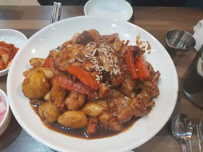 안동양반찜닭의 먹음직스러운 찜닭 한 접시, 각종 채소와 닭고기가 푸짐하게 담겨 있다