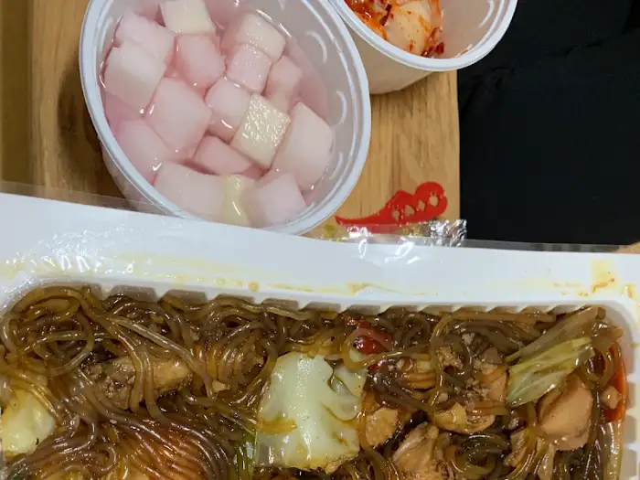 안동양반찜닭에서 포장한 쪼림닭, 넓적한 당면과 푸짐한 건더기가 돋보인다