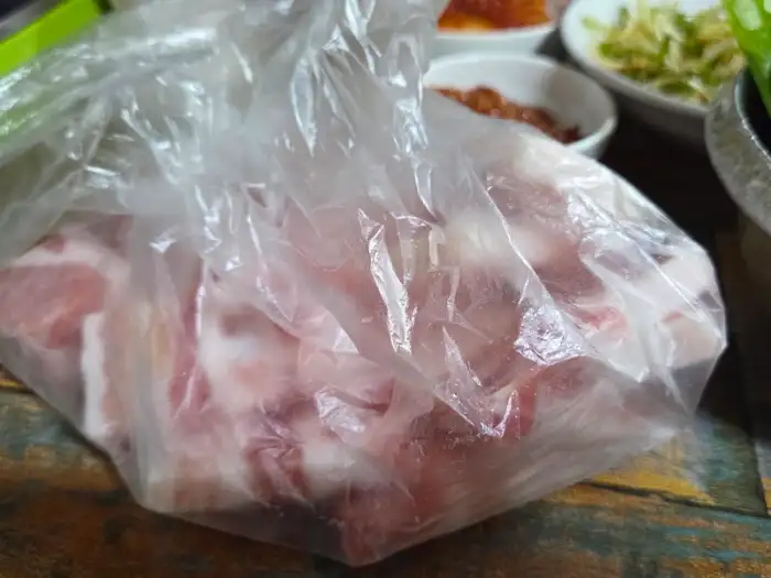 비닐봉지에 담겨 나온 신선한 생삼겹살