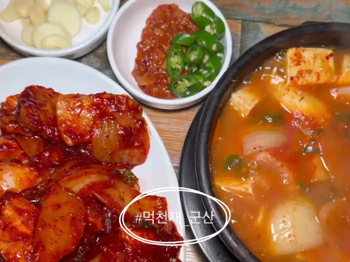 안동집의 제육볶음과 된장찌개 한 상차림