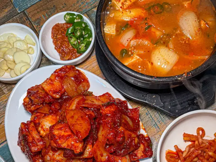 안동집의 푸짐한 상차림, 제육볶음과 된장찌개