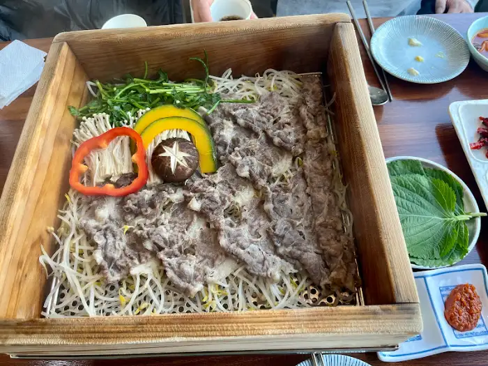 편백찜 뚜껑을 열었을 때 보이는 소고기와 채소