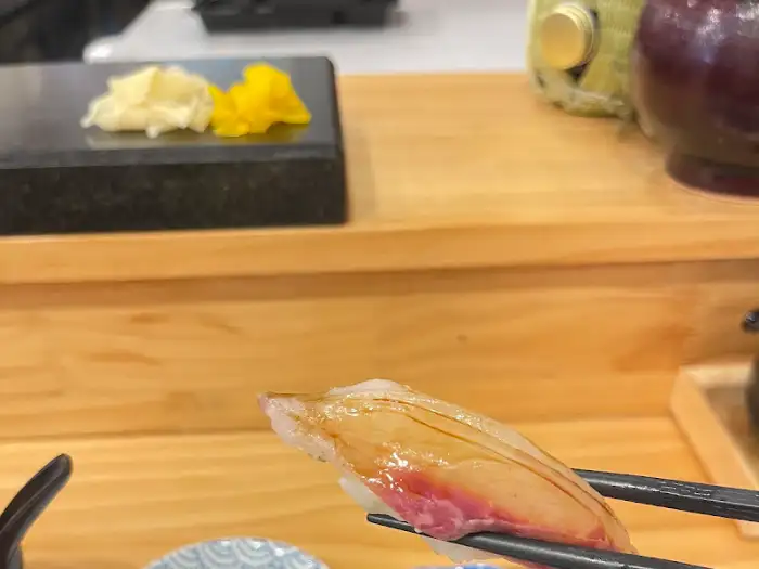 신선한 재료로 빚은 초밥 한 점