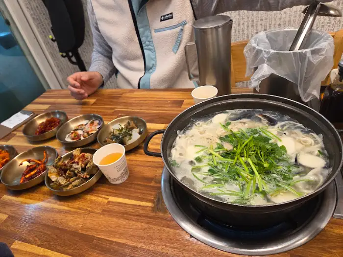 테이블에 놓인 복지리 냄비와 반찬들