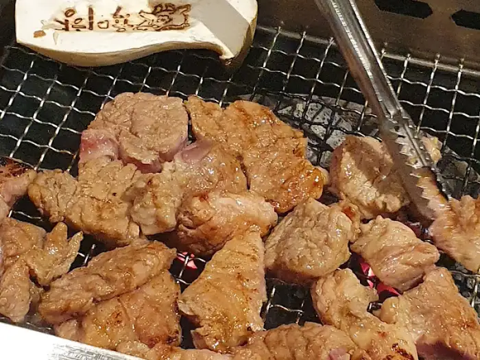 그릴에 구워지는 양념돼지갈비