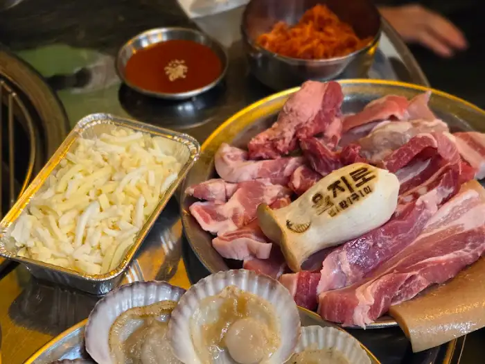 푸짐한 돼지고기 모듬