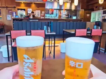 시원한 아사히 생맥주 두 잔을 들고 있는 모습