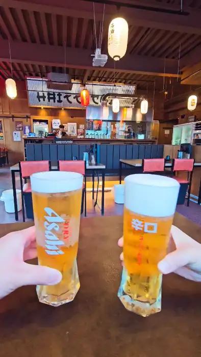 시원한 아사히 생맥주 두 잔을 들고 있는 모습