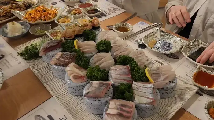 다양하게 구성된 모듬회 플레이팅으로 신선한 재료의 빛깔이 돋보입니다.