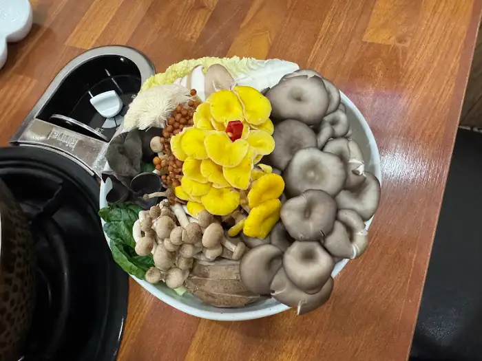 다채로운 버섯과 채소가 섞여 있는 샤브샤브 재료