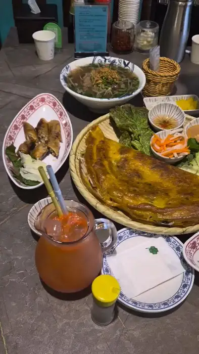 다양한 베트남 음식과 에이드가 차려진 테이블