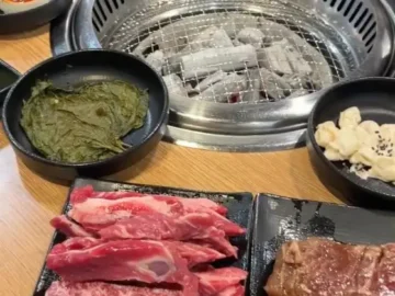 정원갈비 경기광주점의 신선한 생갈비와 숯불이 준비된 불판