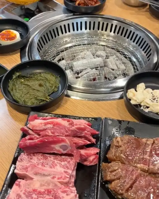 정원갈비 경기광주점의 신선한 생갈비와 숯불이 준비된 불판