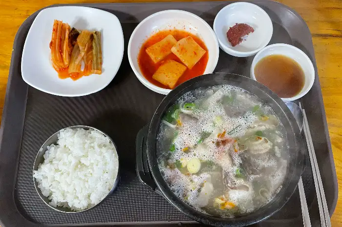 다양한 반찬과 해장국 한상차림