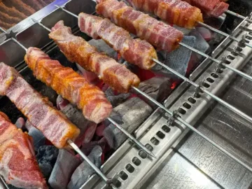 장수루양꼬치훠궈 동두천점에서 숯불 위에서 구워지는 양꼬치