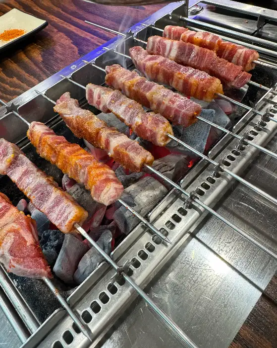 장수루양꼬치훠궈 동두천점에서 숯불 위에서 구워지는 양꼬치