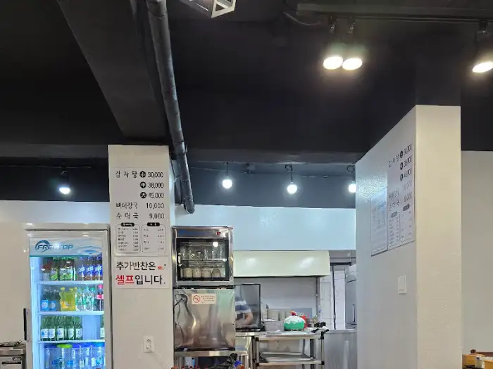 백암산감자탕 매장 내부 모습