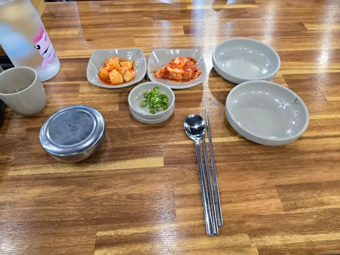 백암산감자탕 테이블 세팅 모습