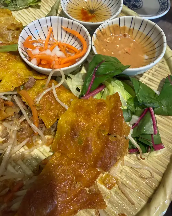 바삭하게 잘 부쳐진 반쎄오와 곁들임 찬