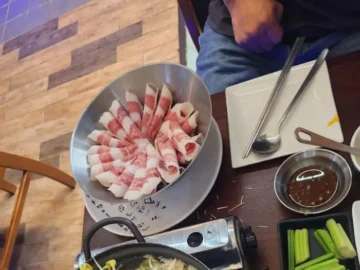 얇게 썬 소고기가 화려하게 담긴 반전식당 메뉴