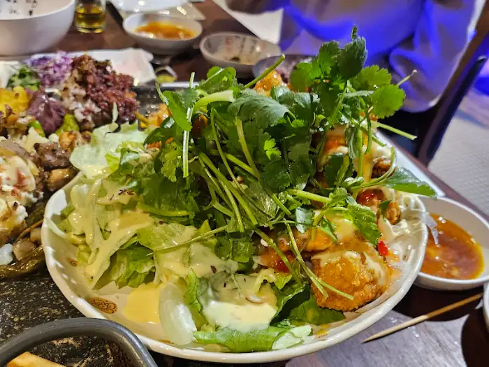 신선한 채소와 드레싱이 어우러진 샐러드