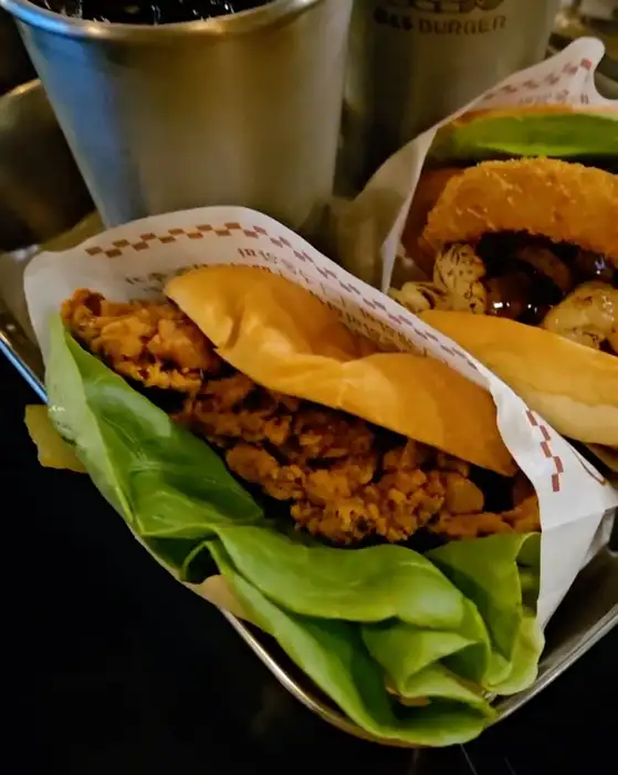 바스버거 성수점의 크런치 치킨 버거