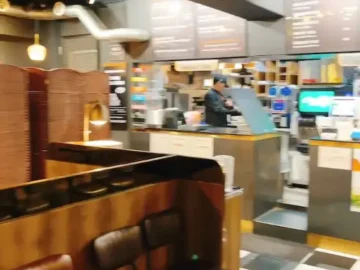 바스버거 성수점 내부와 카운터 모습