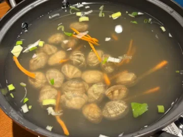 기본으로 제공되는 푸짐한 바지락 칼국수
