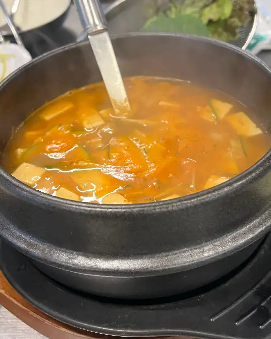 푸짐하게 담긴 구수한 된장찌개