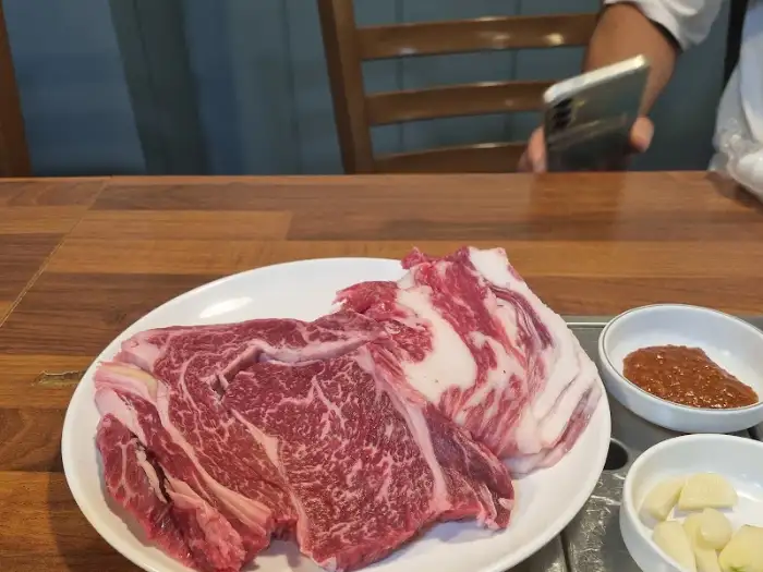 푸짐하게 차려진 소고기 한 접시와 곁들임 반찬