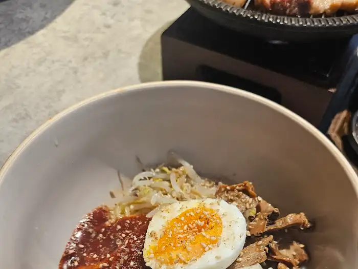 계란이 올려진 비빔국수와 곁들임 반찬