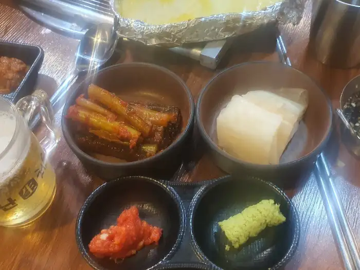 비가우돈의 정갈한 밑반찬 구성