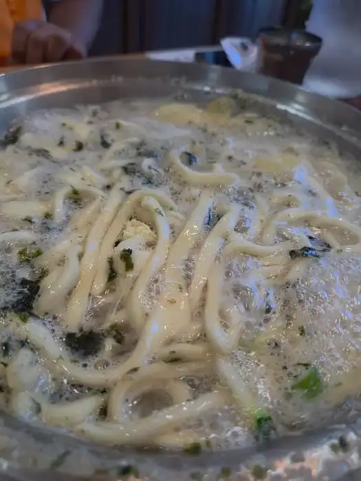 보글보글 끓고 있는 칼국수
