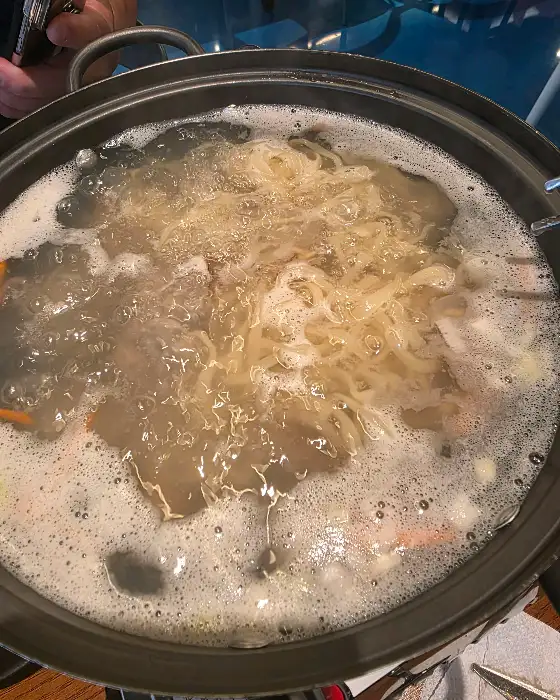 끓고 있는 칼국수