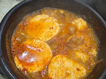 뜨겁게 끓고 있는 순두부찌개의 모습