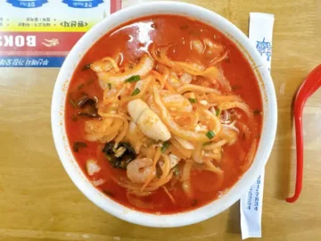 복성반점 짬뽕의 풍성한 해산물과 채소가 돋보이는 모습