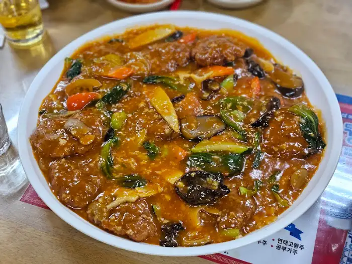 접시에 가득 담긴 복성반점의 난자완스 요리