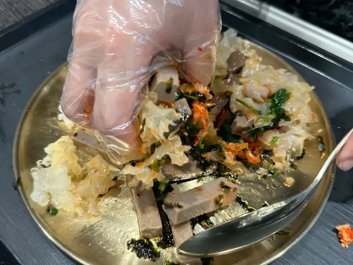 수육과 김치, 채소가 곁들여진 음식