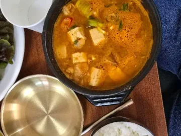 구수한 된장찌개와 갓 지은 밥, 푸짐한 한 상차림