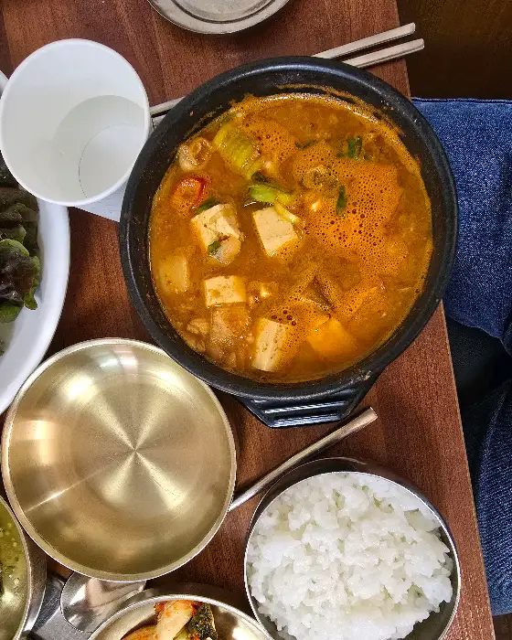 구수한 된장찌개와 갓 지은 밥, 푸짐한 한 상차림