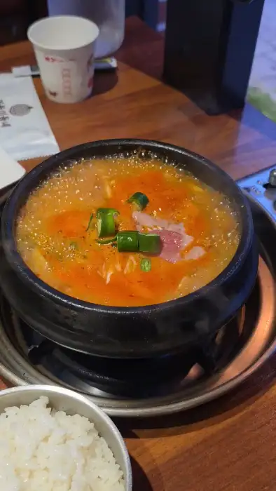 돌솥에 담겨 보글보글 끓고 있는 얼큰한 된장찌개