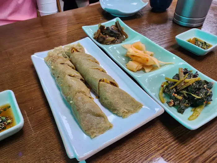 메밀전병과 여러 가지 밑반찬이 정갈하게 차려진 모습