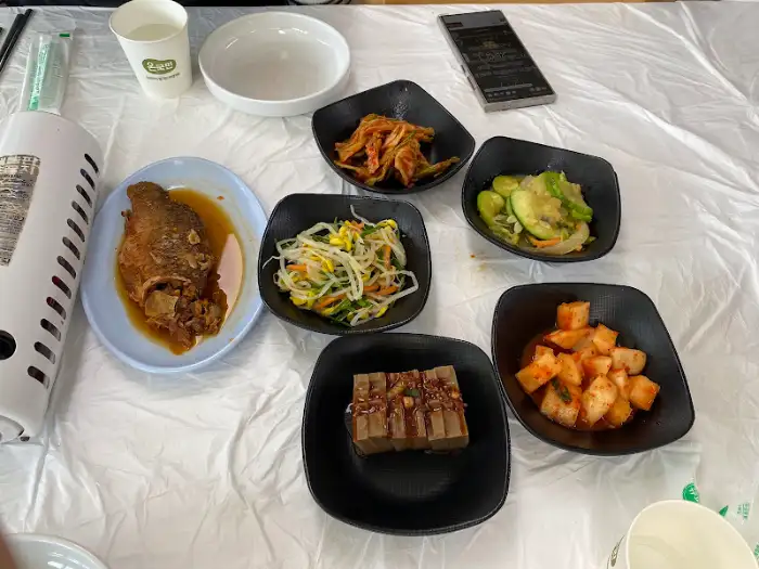 불탄소가든의 푸짐한 밑반찬 구성