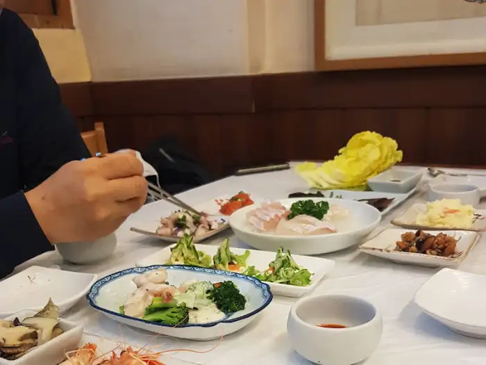 한 테이블 가득 차려진 불로식당의 코스 요리