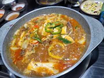 푸짐한 해장국 속 재료와 국물이 어우러진 모습