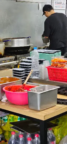 주방에서 분주하게 음식을 준비하는 모습