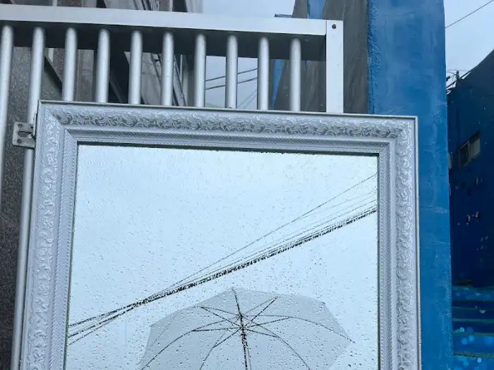비오는 날의 거인왕돈까스 앞 풍경, 우산을 쓴 모습