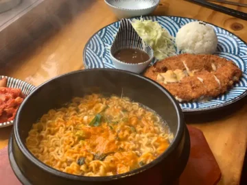 푸짐하게 차려진 돈까스 정식과 김치