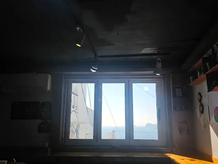 매장 내부 창밖으로 보이는 풍경