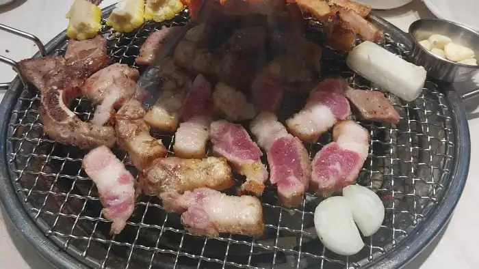 명륜진사갈비 인천송림점 숯불 위에 구워지는 다양한 고기